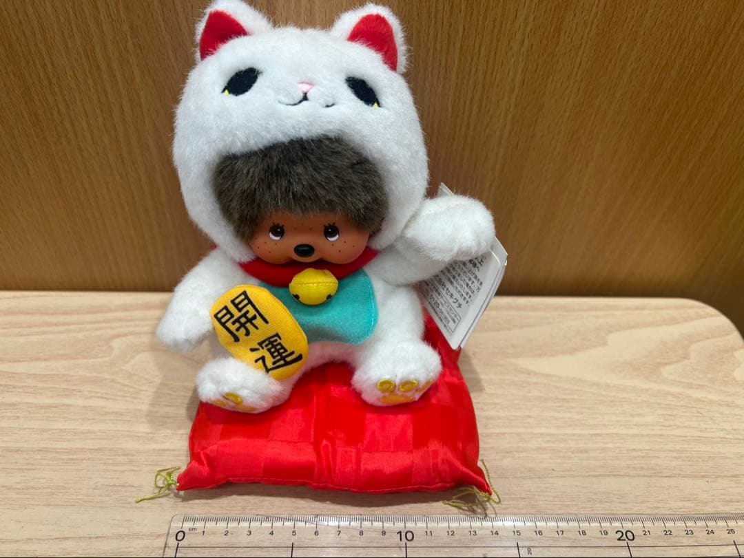 【タグ付き・美品】モンチッチ 招き猫 開運Ver.／ぬいぐるみ／赤座布団付き