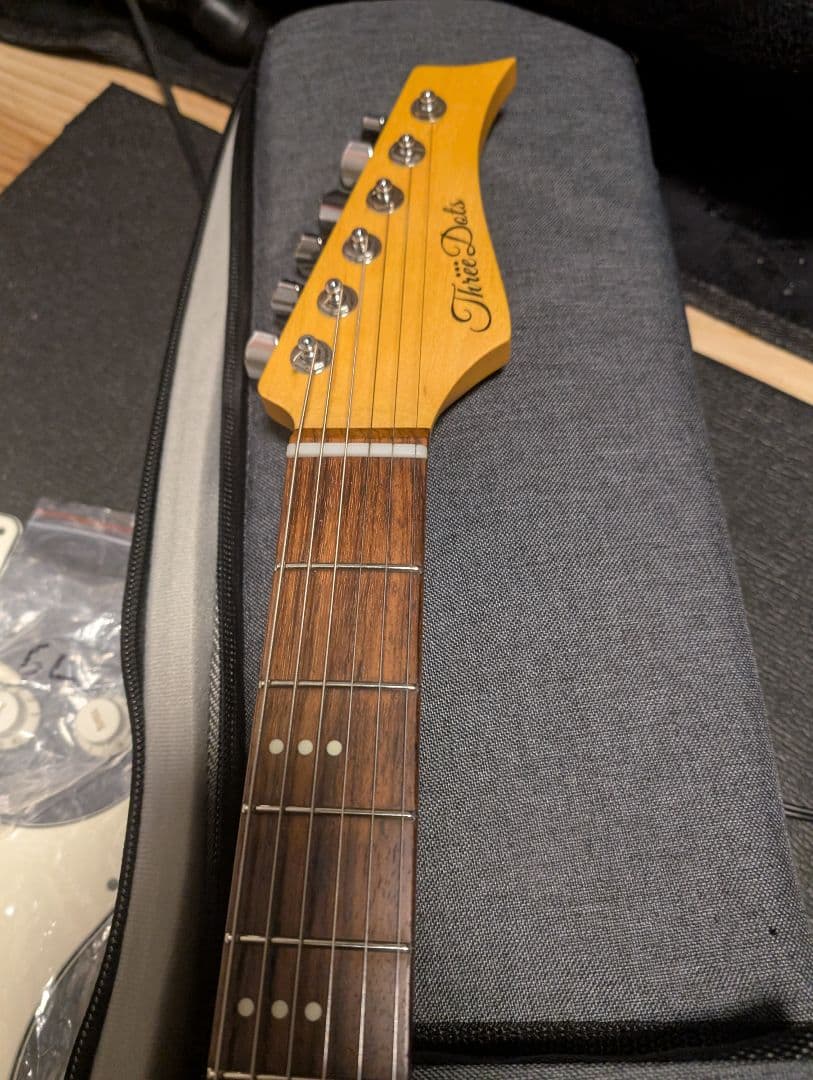 Three Dots Guitars s ケース付　オーダーピックガード付