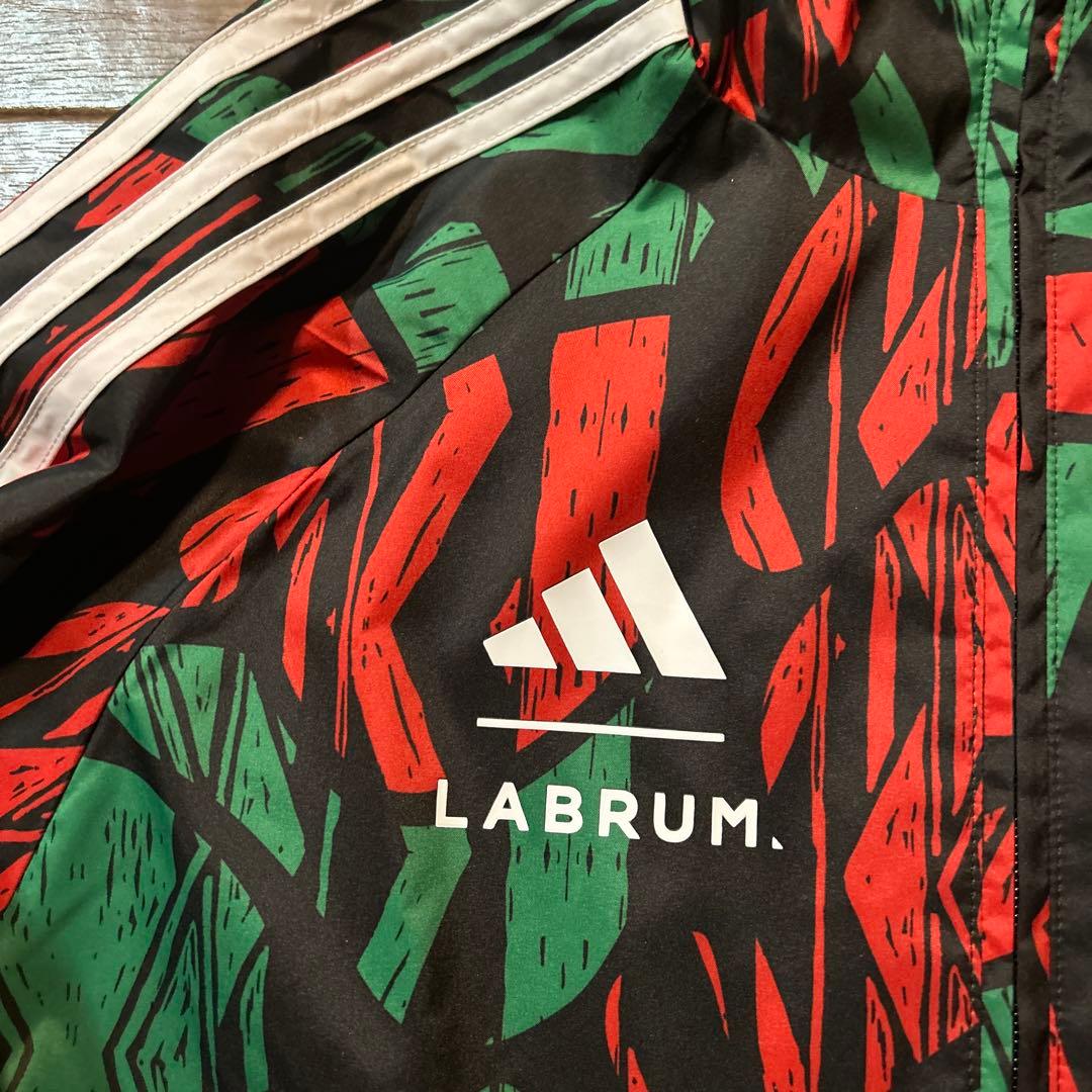 アディダス　アーセナル × LABRUM シーズナル ウインドブレーカー