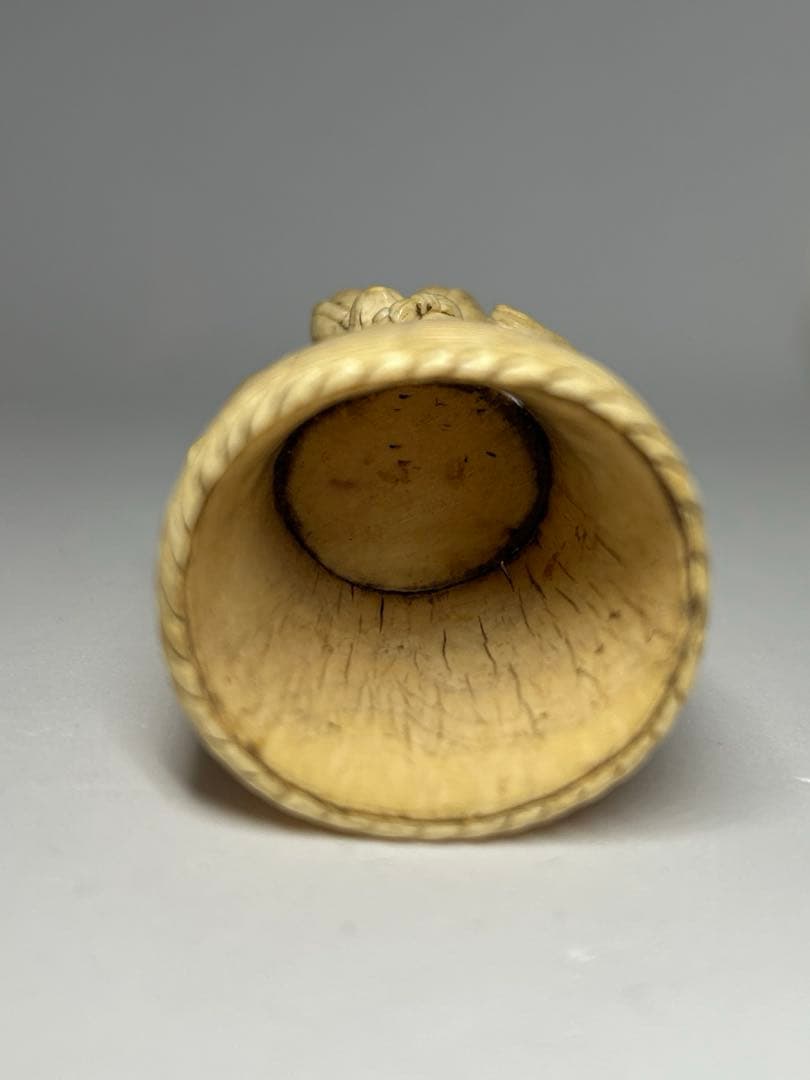 猿の根付 担桶モチーフ 縁起物 精巧彫刻 牙素材