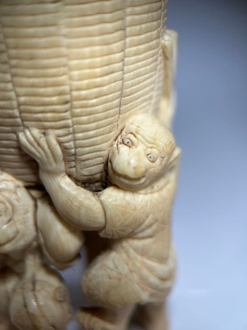 猿の根付 担桶モチーフ 縁起物 精巧彫刻 牙素材