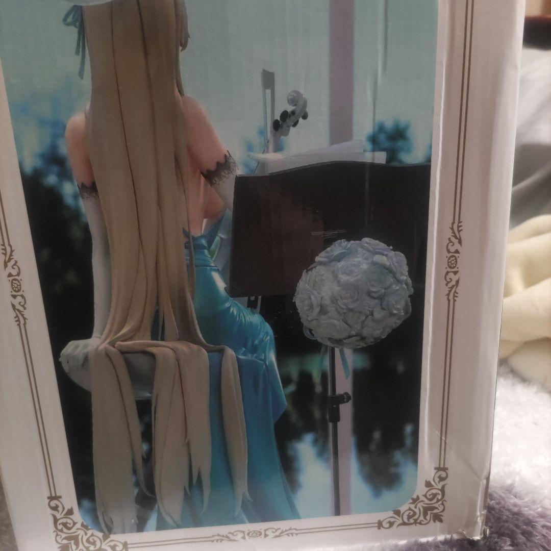 バイオリンを持つセクシーなフィギュア