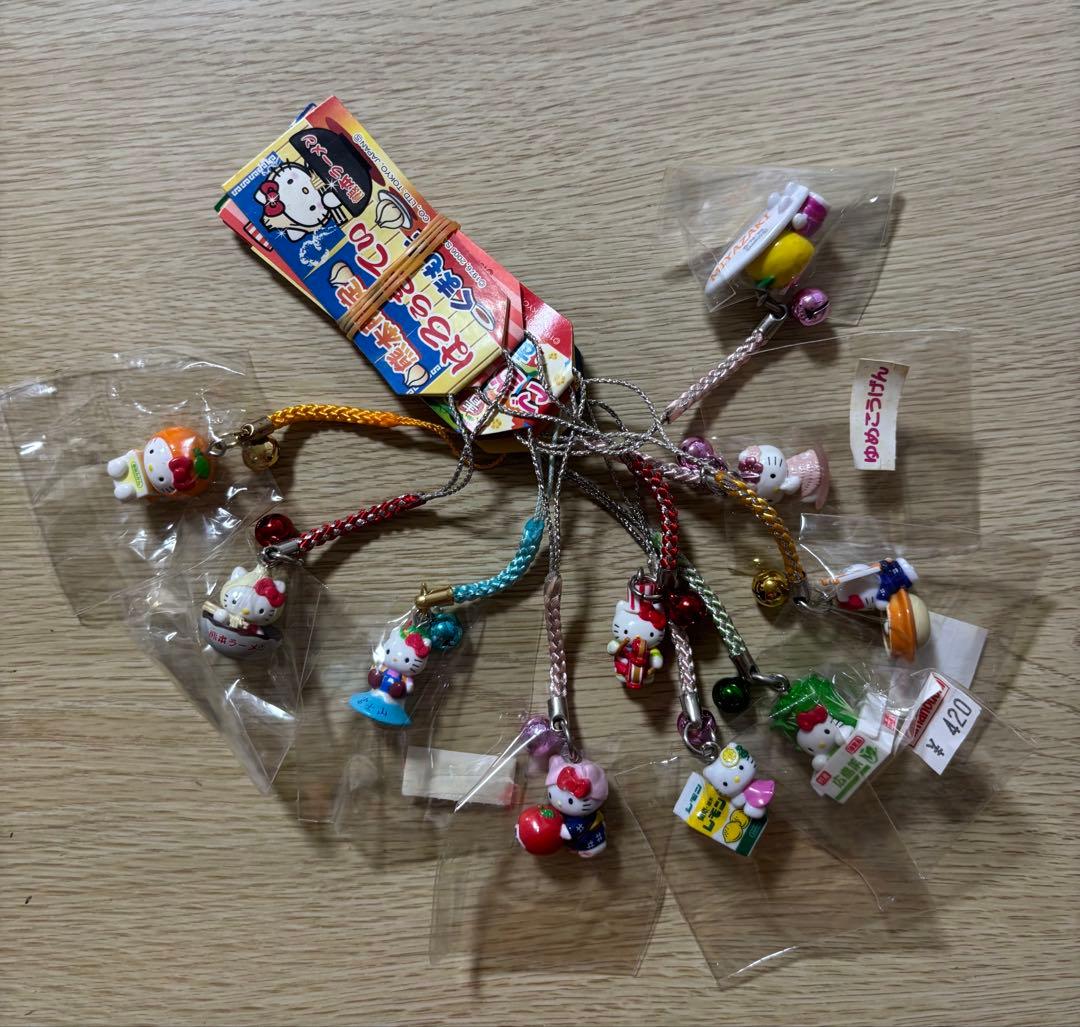 ご当地キティ　根付け75点まとめ売り