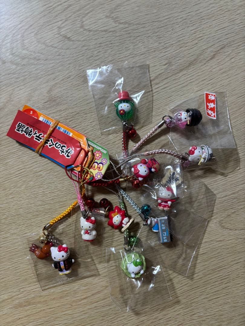 ご当地キティ　根付け75点まとめ売り