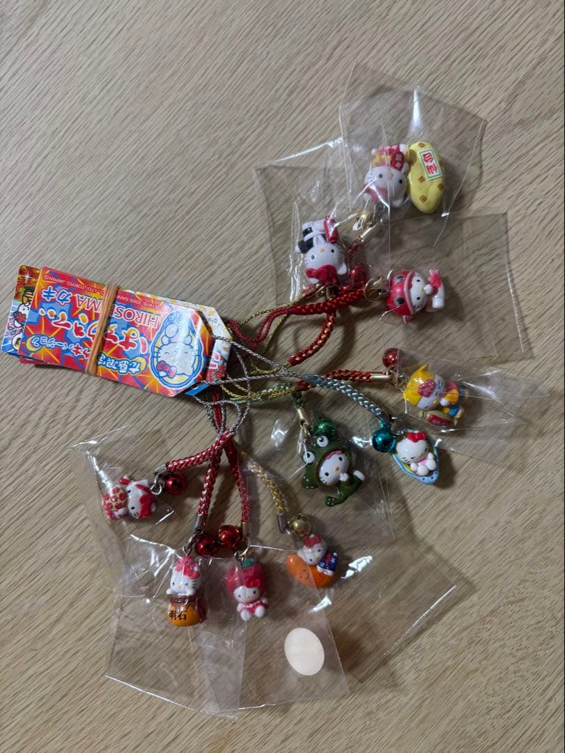 ご当地キティ　根付け75点まとめ売り