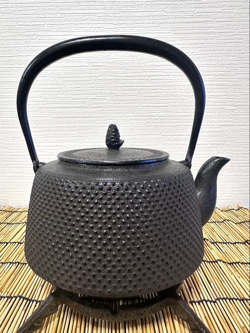 未使用品　南部伝統工芸士 及川寛治作真作保証　九重形１５型アラレ　南部鉄瓶　鉄瓶