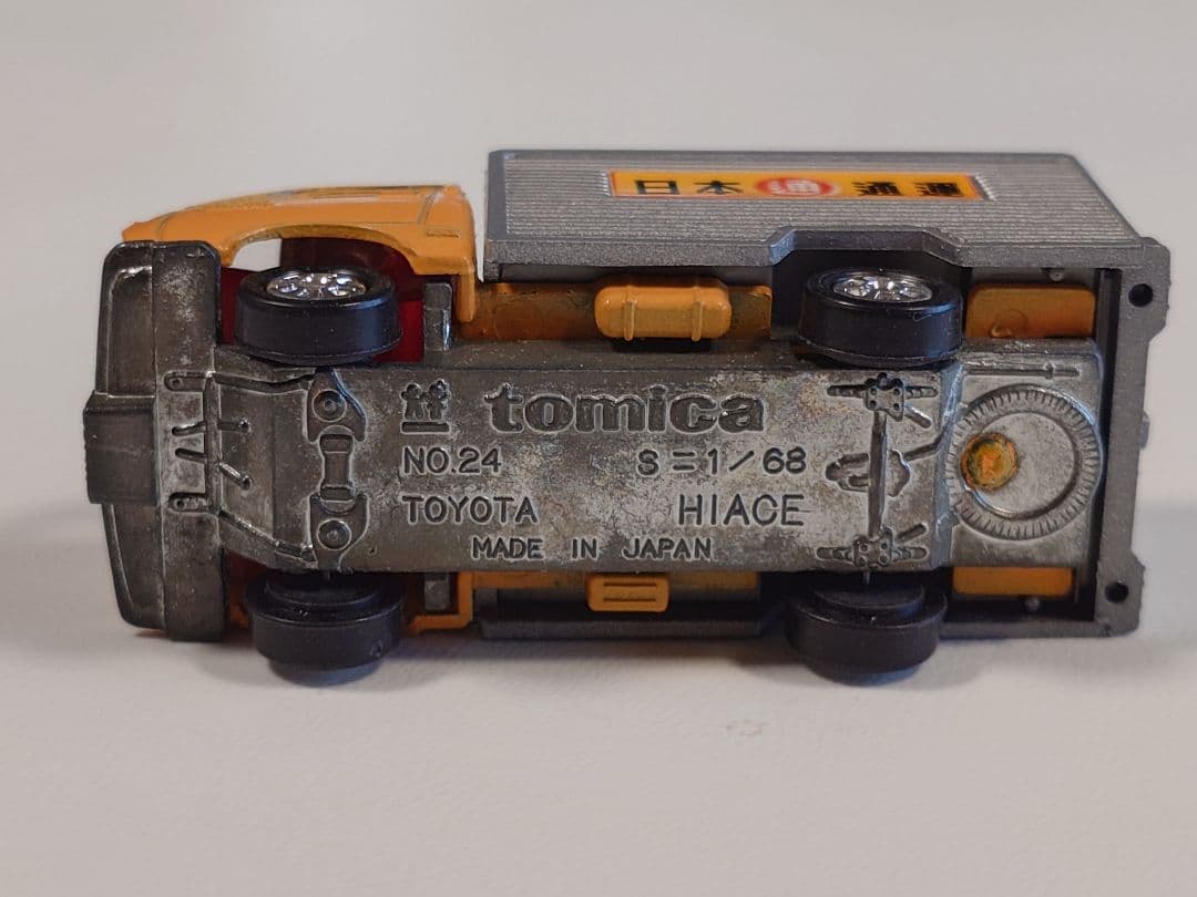 トミカ【38】 TOYOTA ハイエース 日通冷凍車