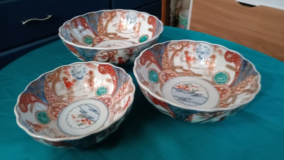 【古伊万里】　金彩染め付け　赤絵唐子人物絵　三ツ鉢揃い　菓子鉢　美術品　江戸期