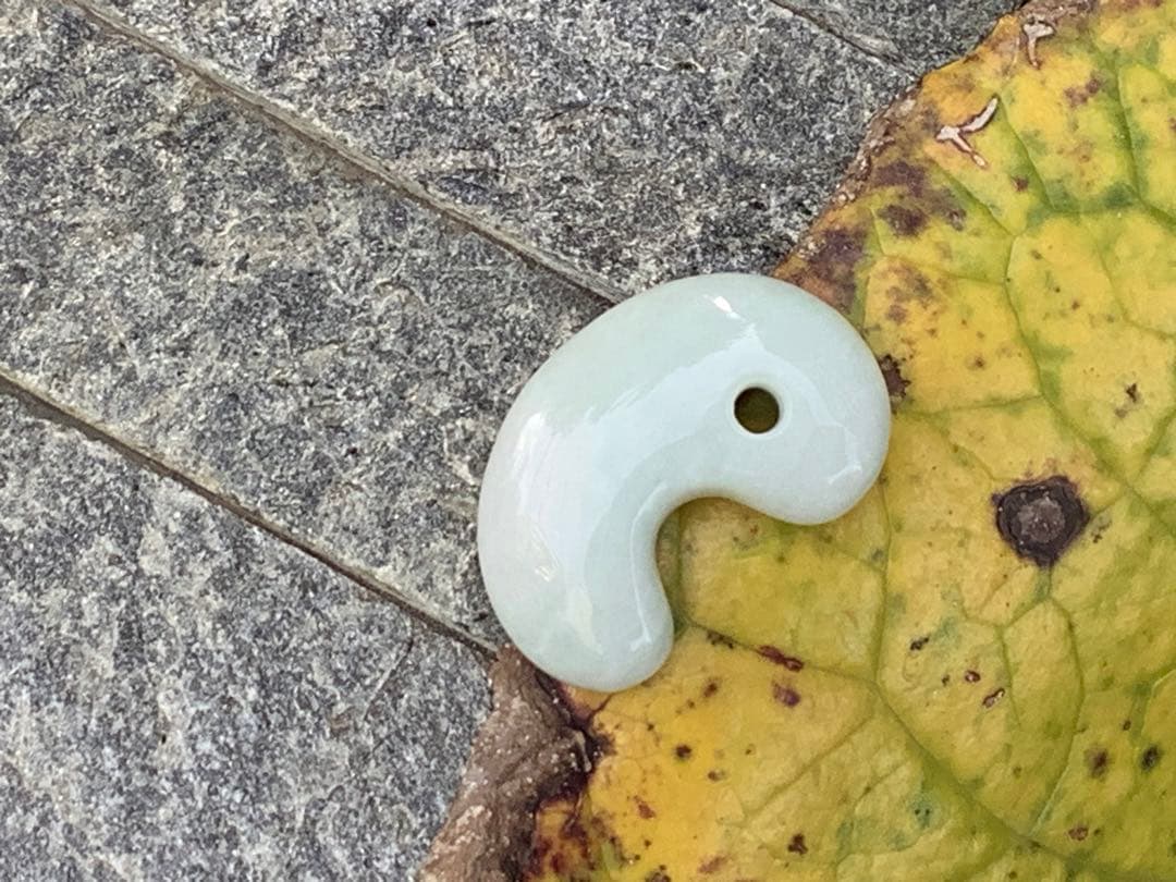 ✳極上物　本物ジェダイト　糸魚川翡翠勾玉　最安値卸し‼️ 守護石に　鑑定機関鑑…