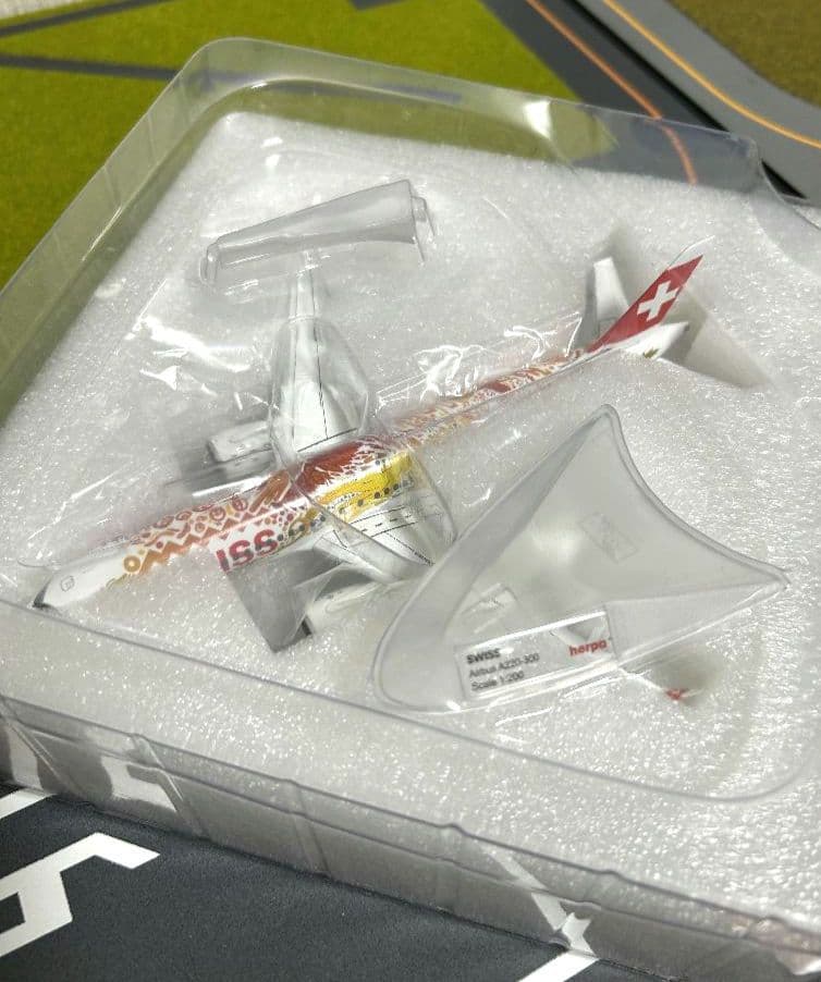 SWISS A220-300 特別塗装機 1/200　ヘルパ