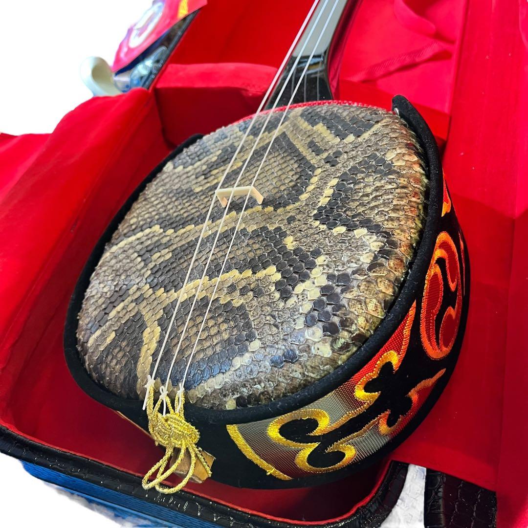【極美品】沖縄 三線 本蛇革 強化張り 黒塗り棹 蛇皮 ハードケース 爪 調子笛