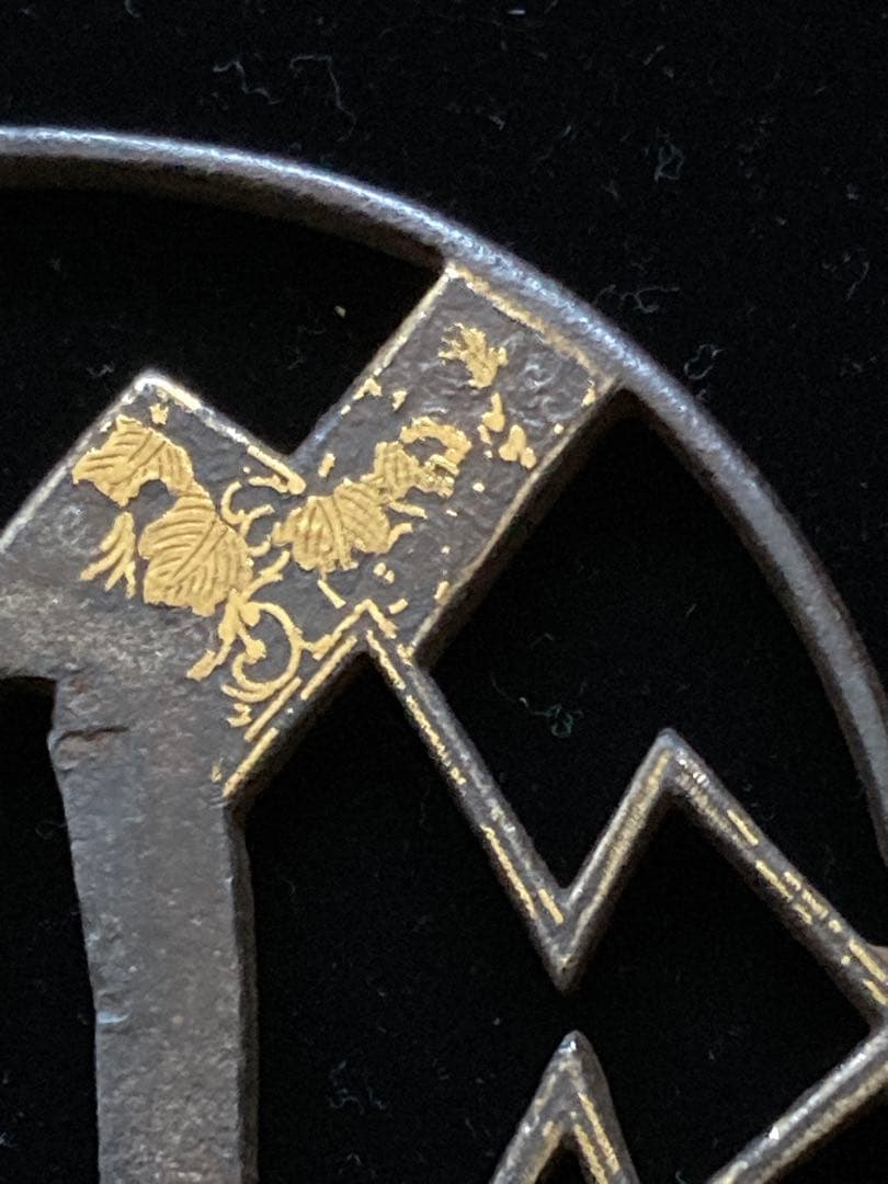 【特別保存刀装具】菊熨斗図透鐔 無銘京正阿弥　鉄地丸形透鍔