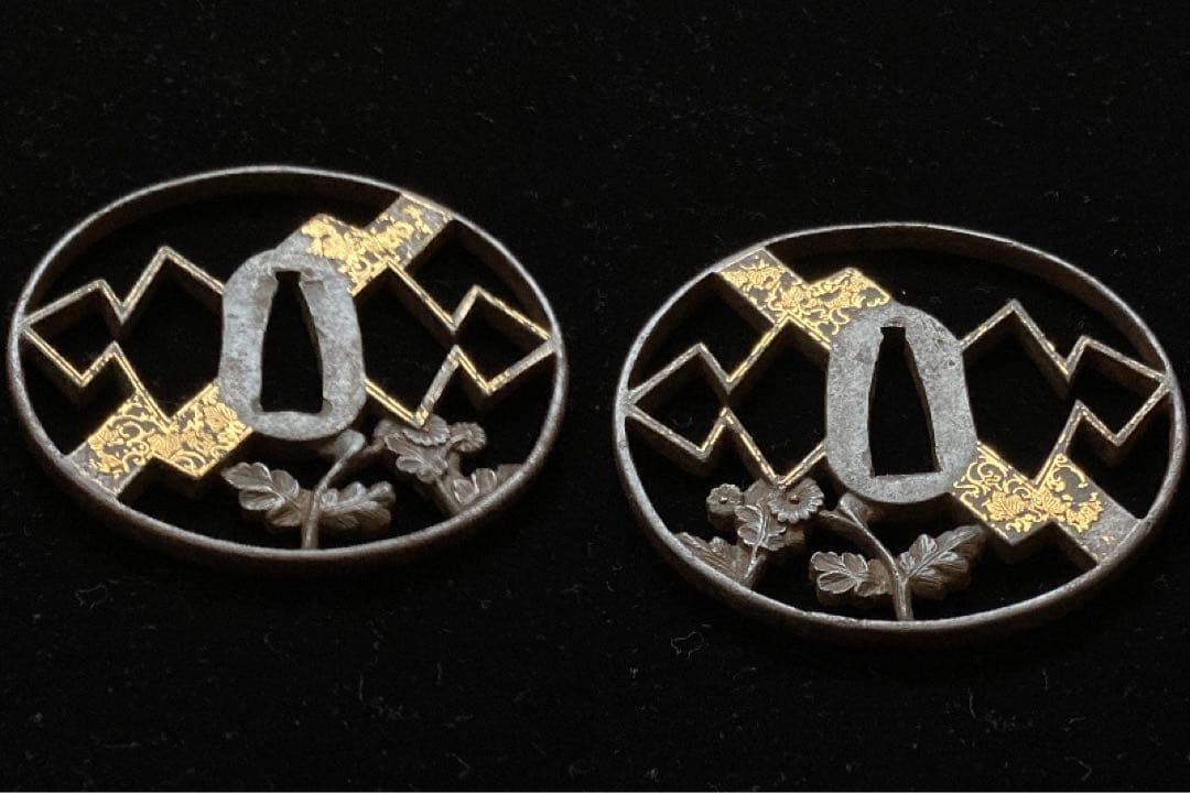 【特別保存刀装具】菊熨斗図透鐔 無銘京正阿弥　鉄地丸形透鍔