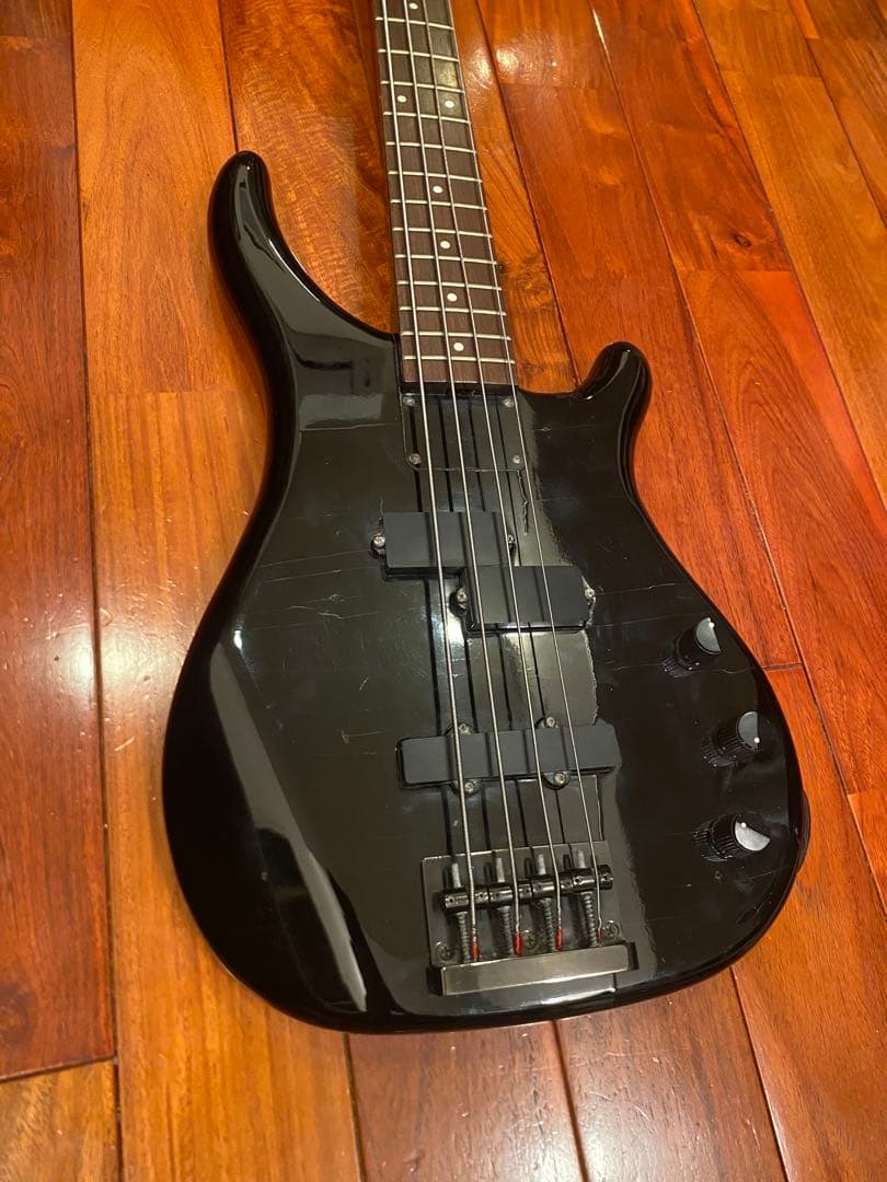 【値下げ】エレキベース 黒 FERNANDES ストラップとスタンド付き