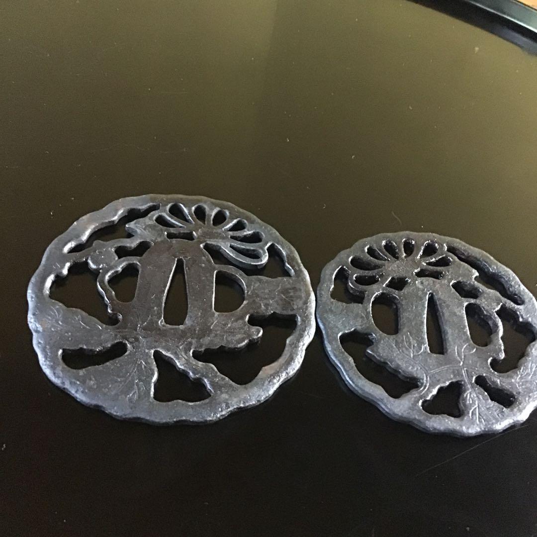 鐵地菊花透かし大小鍔　桐箱付　　　　　　　書鍔箱