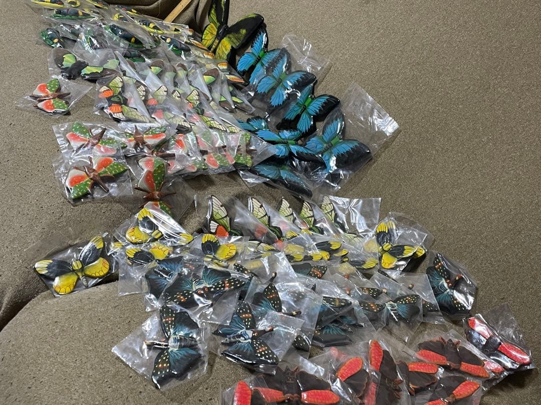 【大量まとめ売り】木彫りの蝶々　海外土産　かわいい　チョウチョ