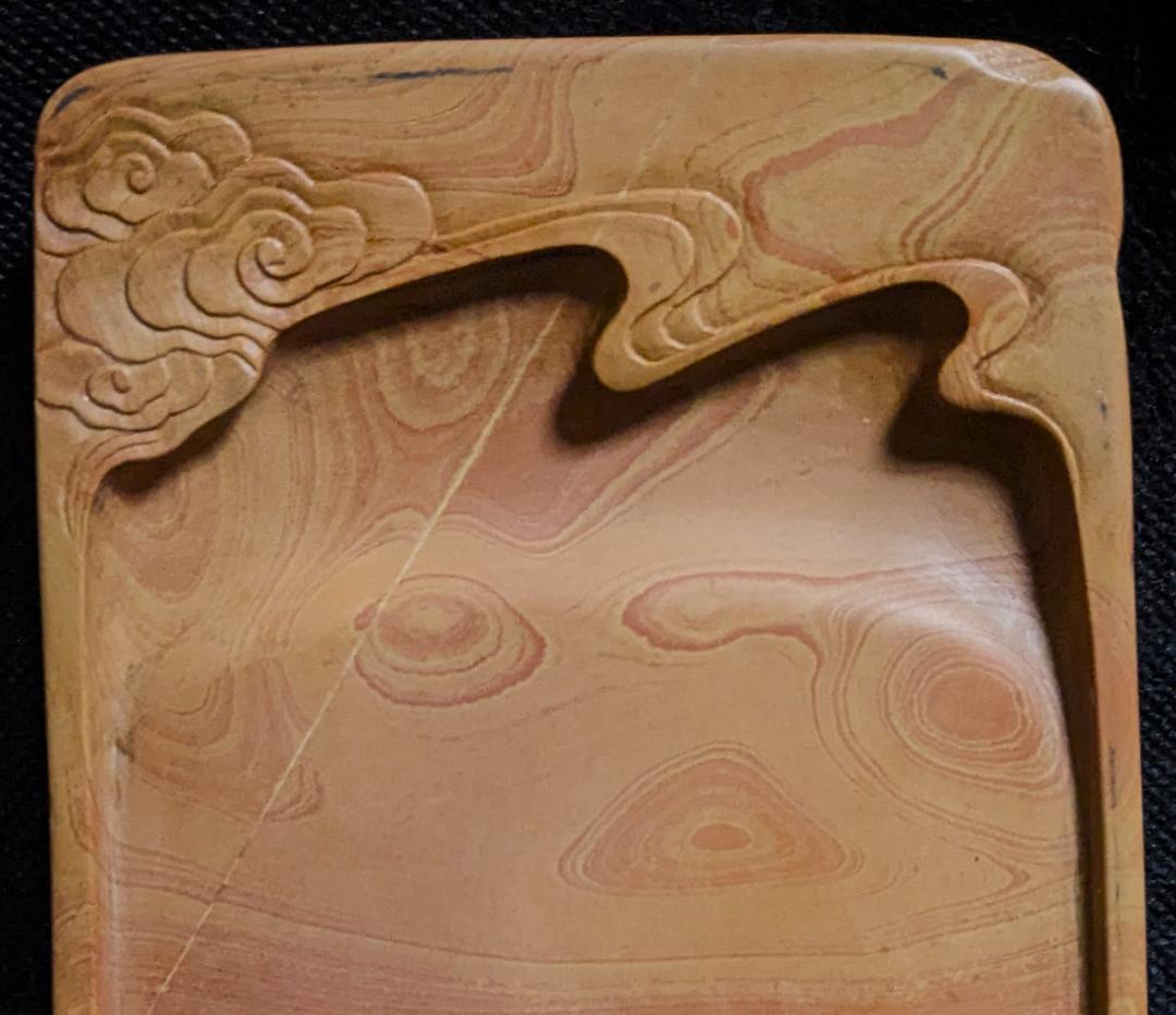 【紅絲硯】◆瑞雲文◆多層糸紋と波紋の美石◆唐木塗箱◆約6.3吋◆魯硯・山東省