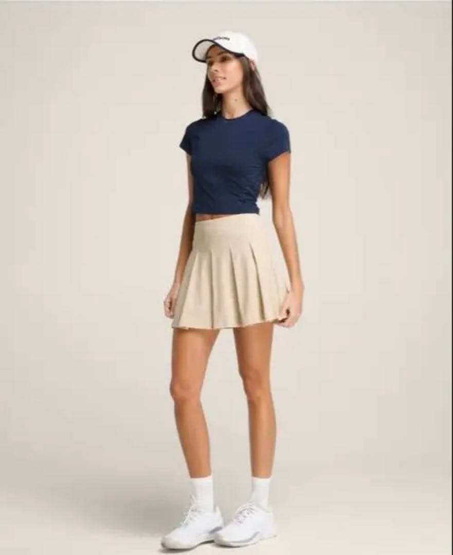 テニス　ベージュ プリーツスカート　フレア