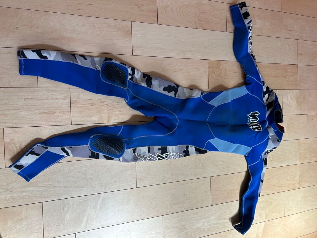 HOLLYフルウェットスーツ 青と迷彩