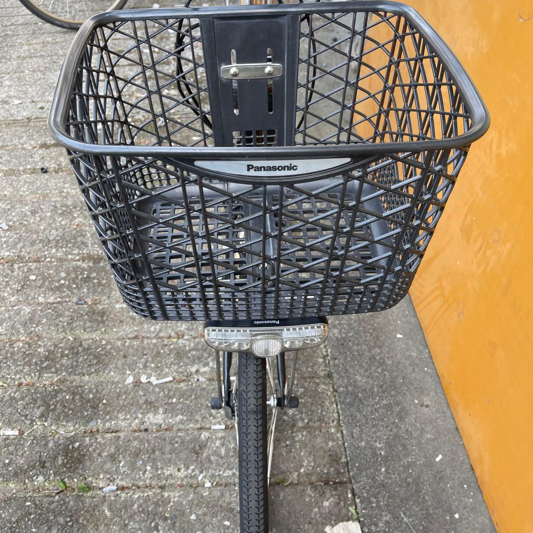 黒いシティタイプ電動アシスト自転車