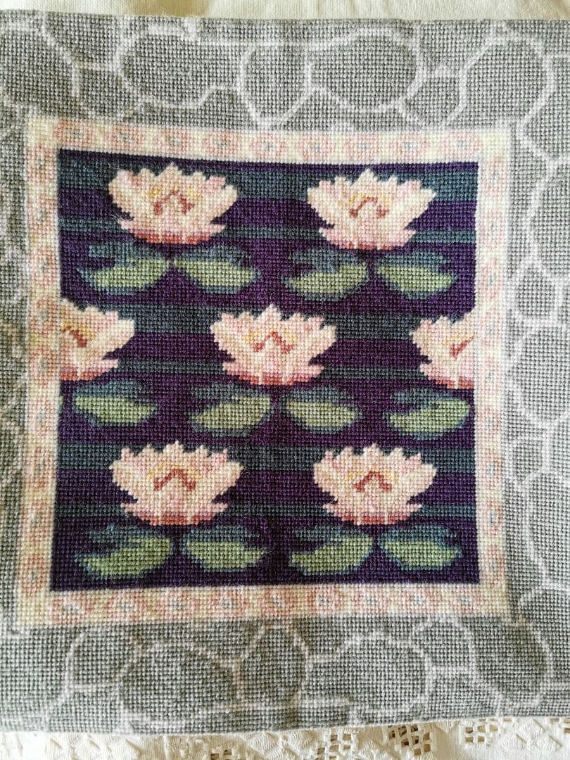 アンティークイギリス ニードルポイント 北欧風 蓮池 ピンクロータスの咲く碧い湖