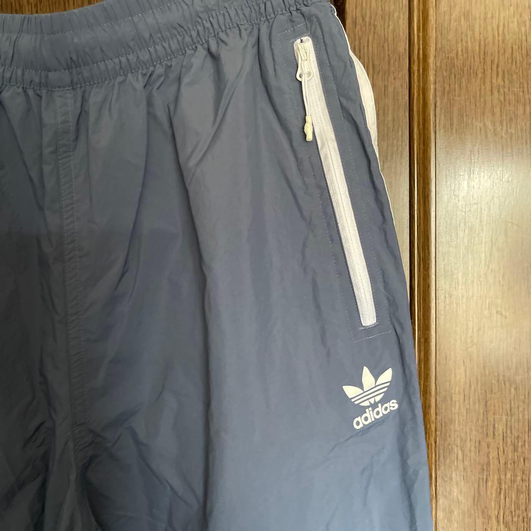adidasトレフォイルロゴ　ブルーグレー ストライプ ナイロンジャージパンツ