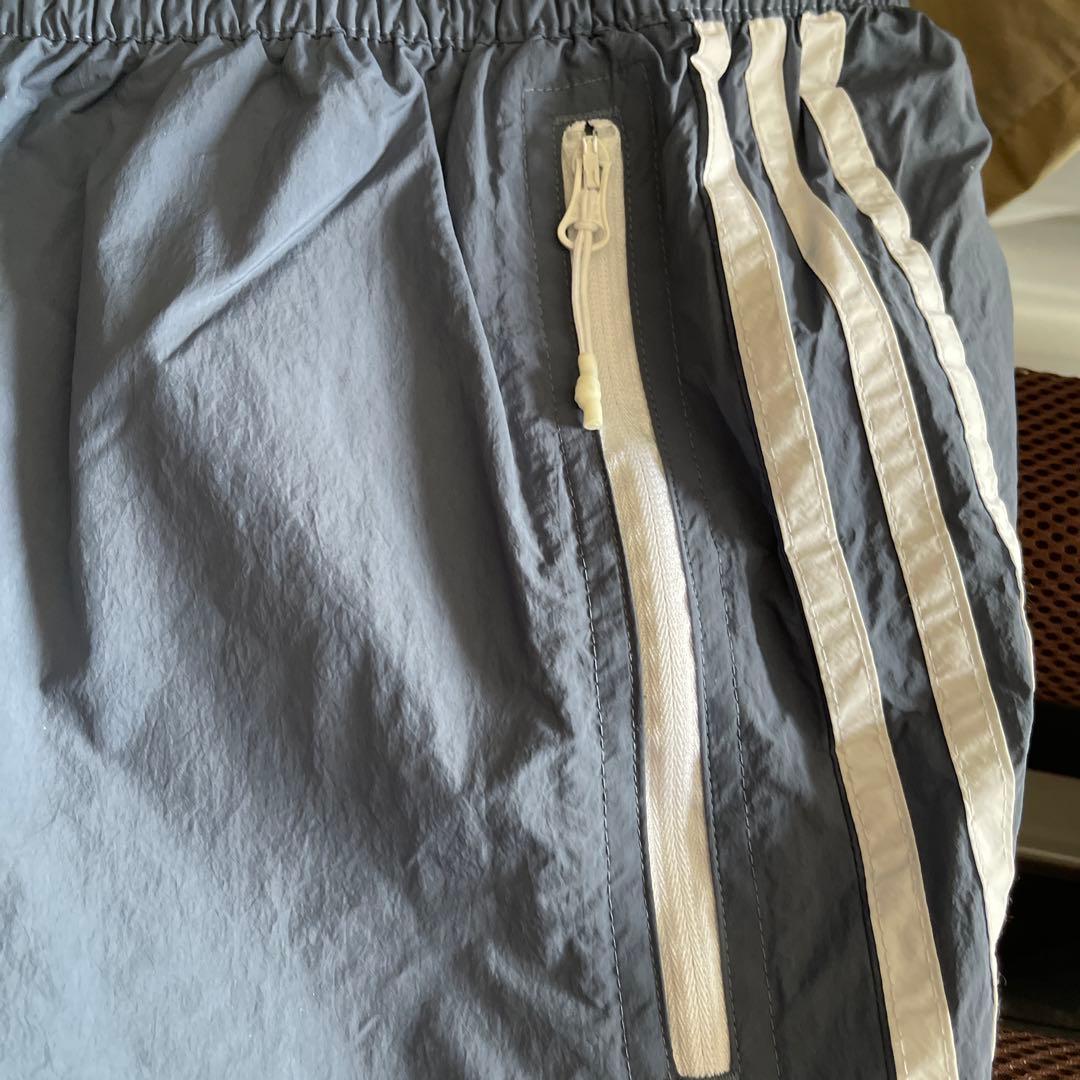 adidasトレフォイルロゴ　ブルーグレー ストライプ ナイロンジャージパンツ