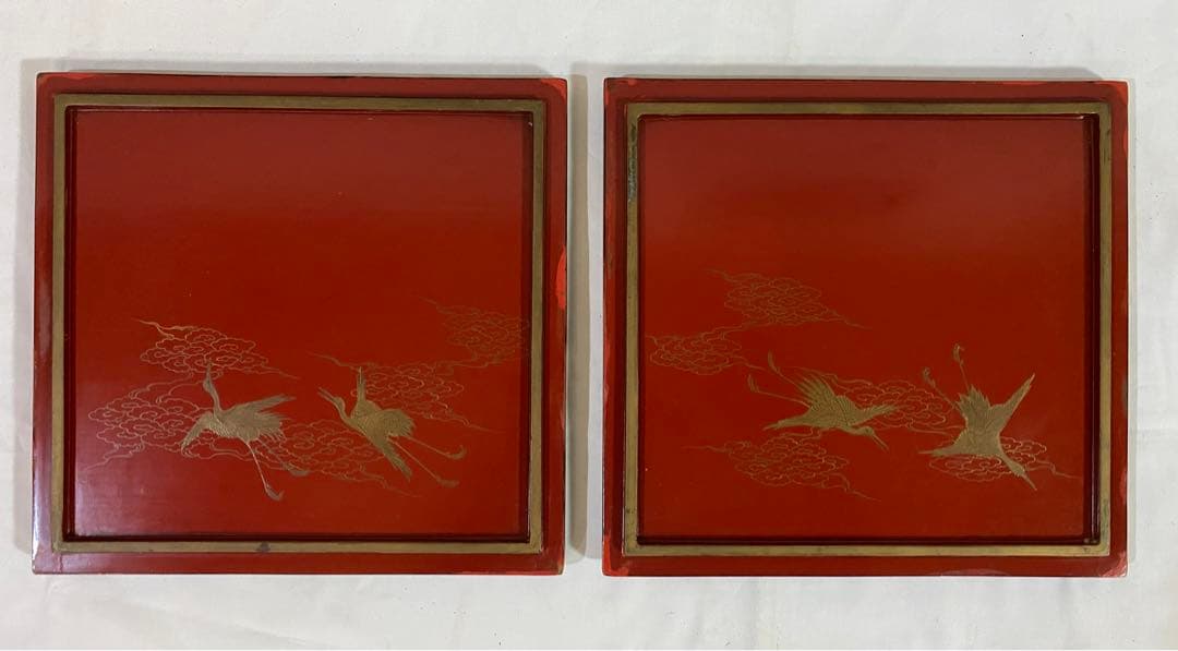 高蒔絵の亀と青海波の蒔絵が美しい段重