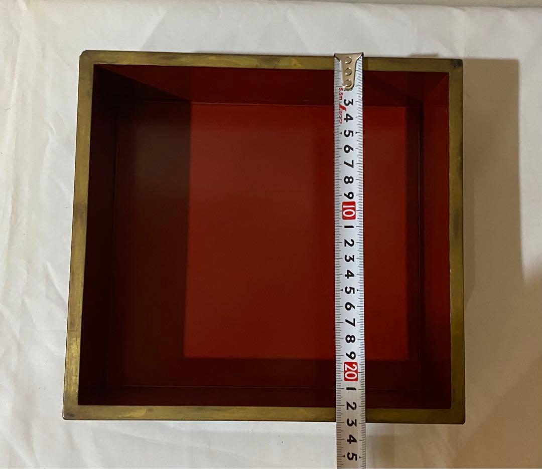 高蒔絵の亀と青海波の蒔絵が美しい段重