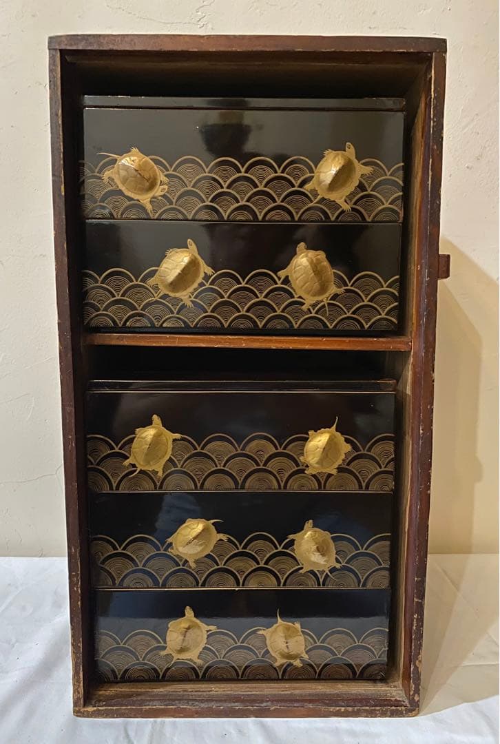 高蒔絵の亀と青海波の蒔絵が美しい段重