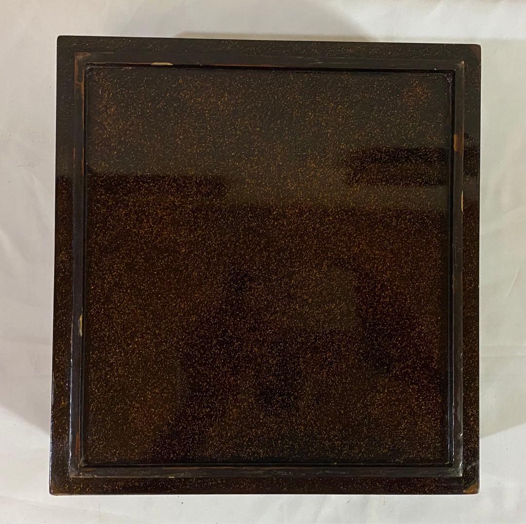 高蒔絵の亀と青海波の蒔絵が美しい段重