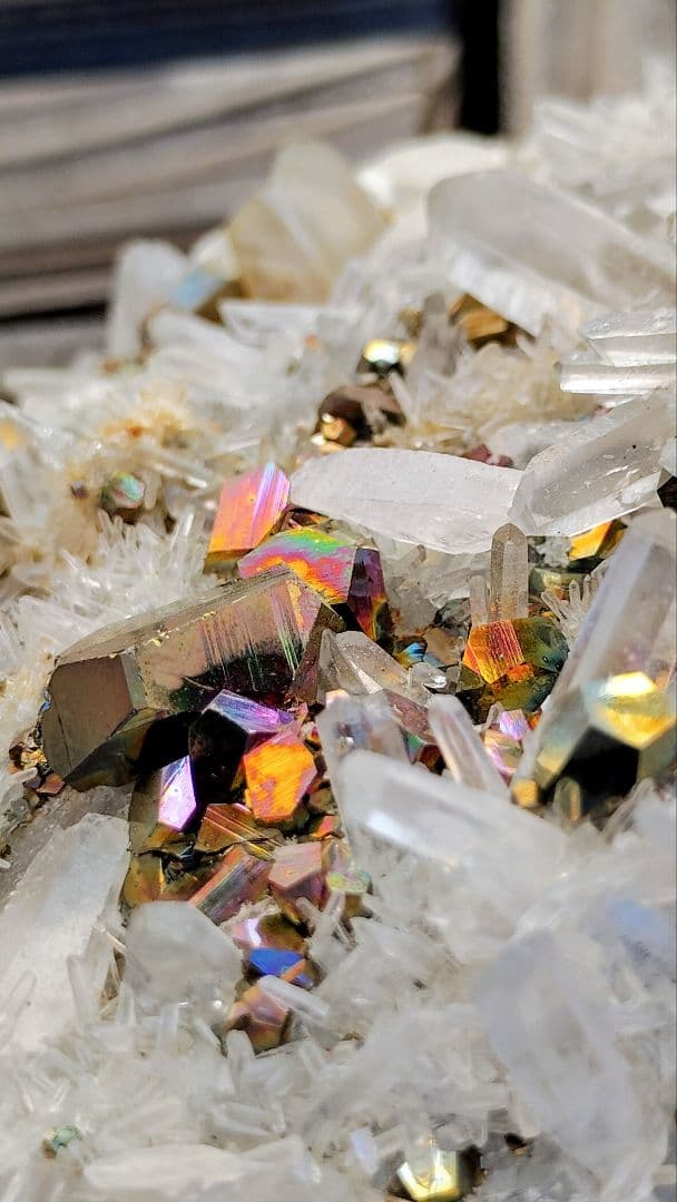 【巨大】3kg超 レインボー カラー パイライト 水晶クラスター 共生 台座付