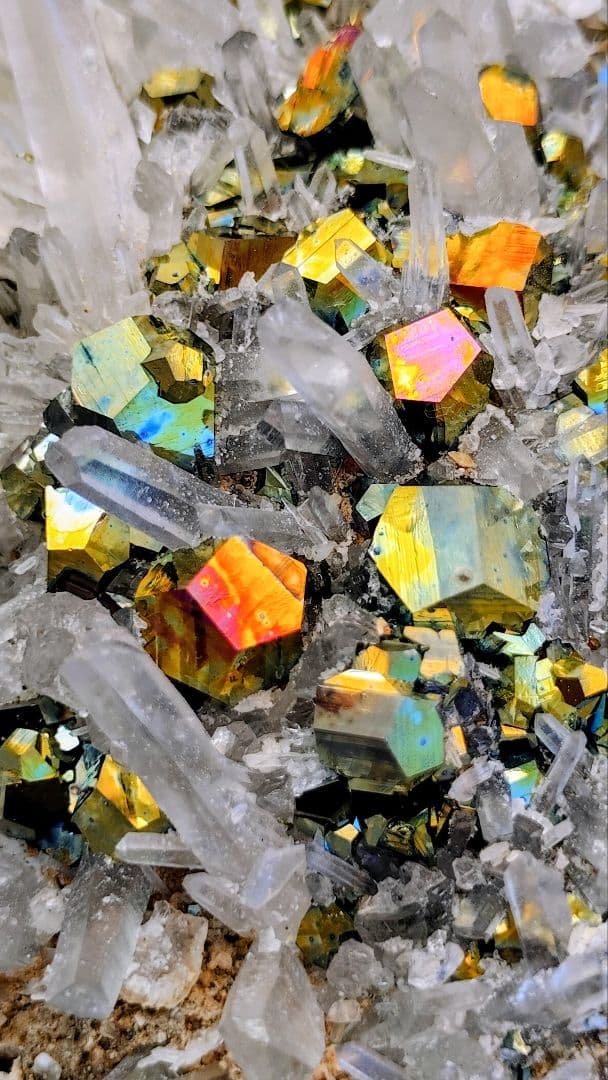 【巨大】3kg超 レインボー カラー パイライト 水晶クラスター 共生 台座付