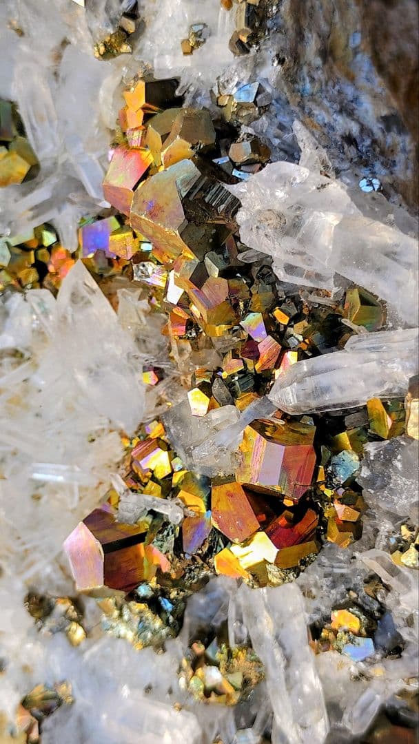 【巨大】3kg超 レインボー カラー パイライト 水晶クラスター 共生 台座付