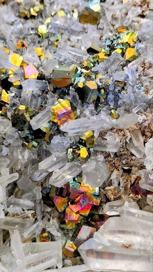 【巨大】3kg超 レインボー カラー パイライト 水晶クラスター 共生 台座付
