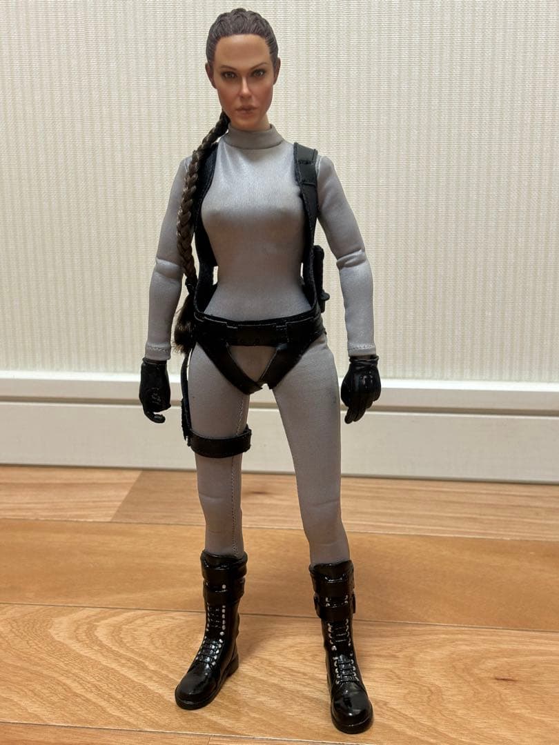 1/6 トゥームレイダー ララ・クロフト フィギュア