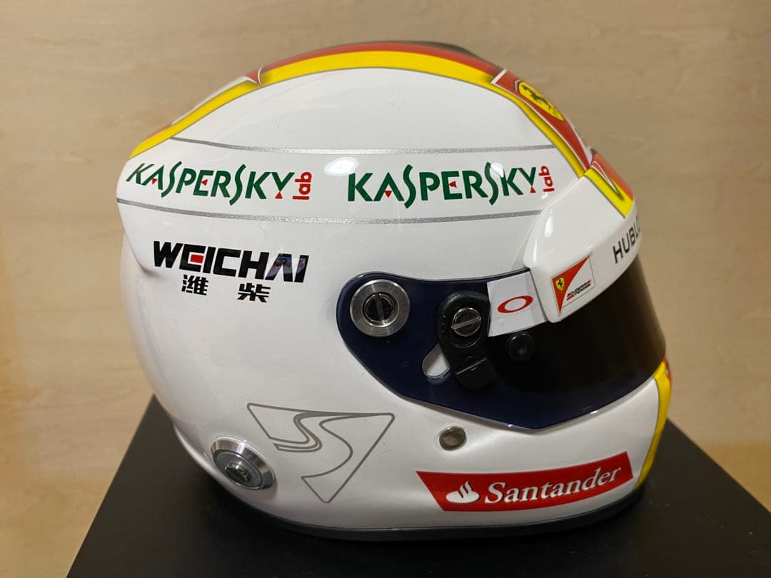 セバスチャン ベッテル 1/2 ヘルメット 直筆サイン入り フェラーリ2015