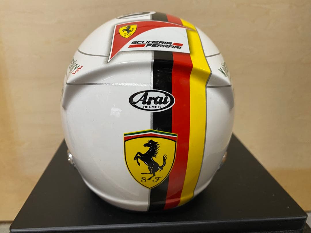 セバスチャン ベッテル 1/2 ヘルメット 直筆サイン入り フェラーリ2015