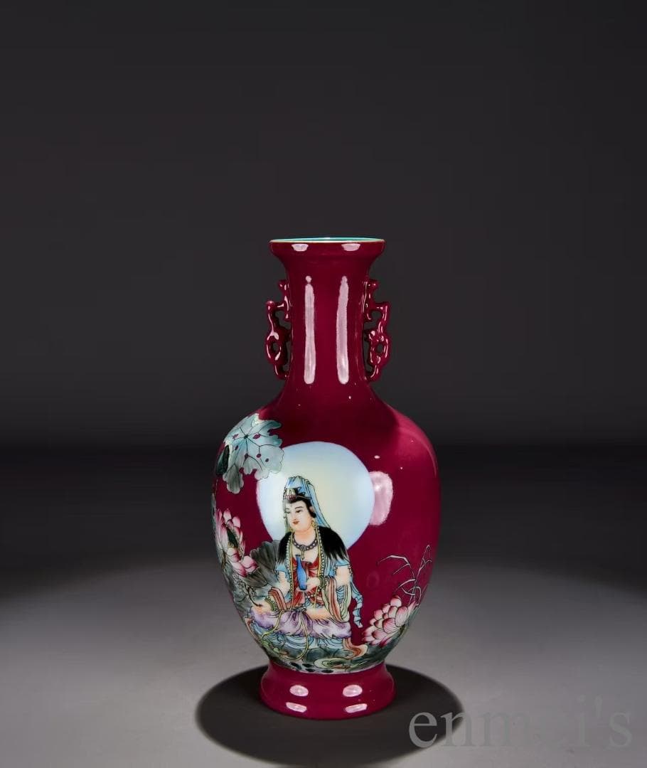 中国古美術・清代乾隆年製・粉彩赤地・自在観音図双耳瓶・花瓶・唐物・陶磁器・蓮華紋