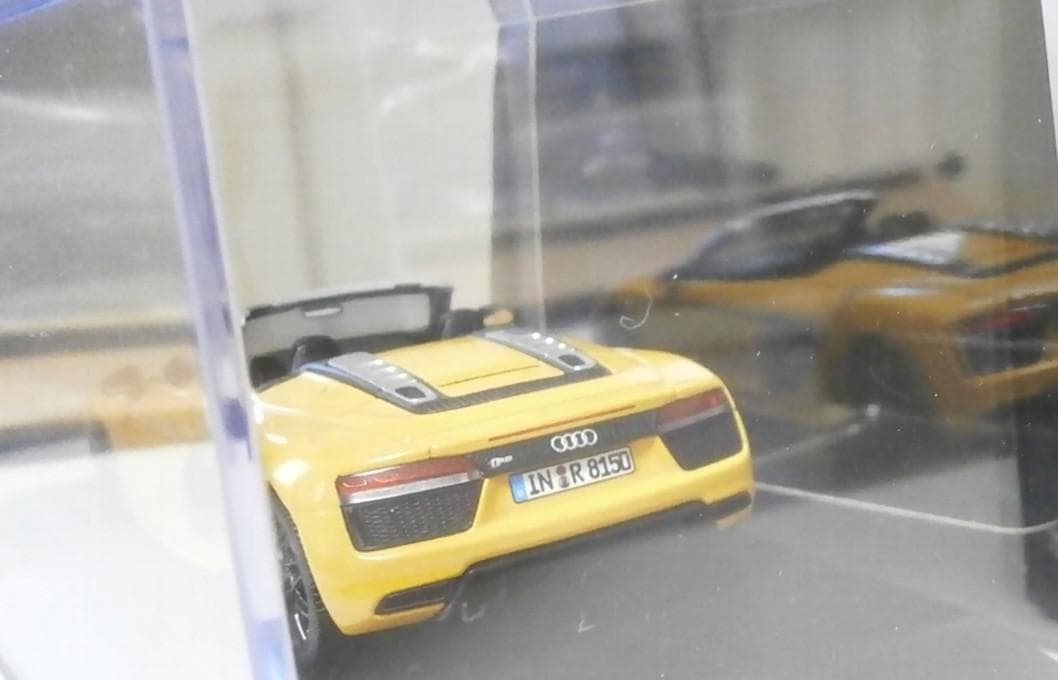 Audi R8 Spyder V10 イエロー ミニカー 1/43