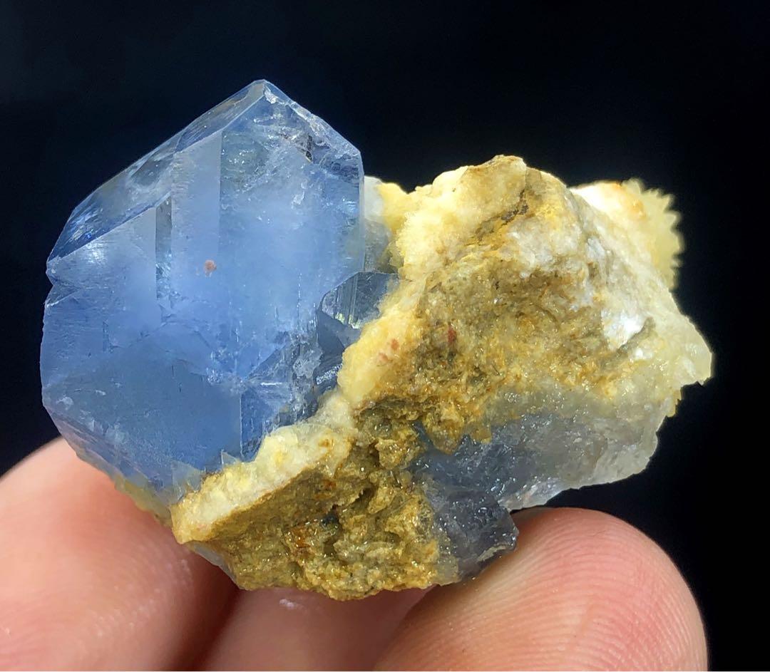 方解石を含むブルーセレスティンクリスタル。