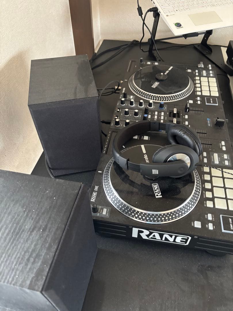 Rane one DJコントローラー ヘッドフォン スピーカー PC台セット