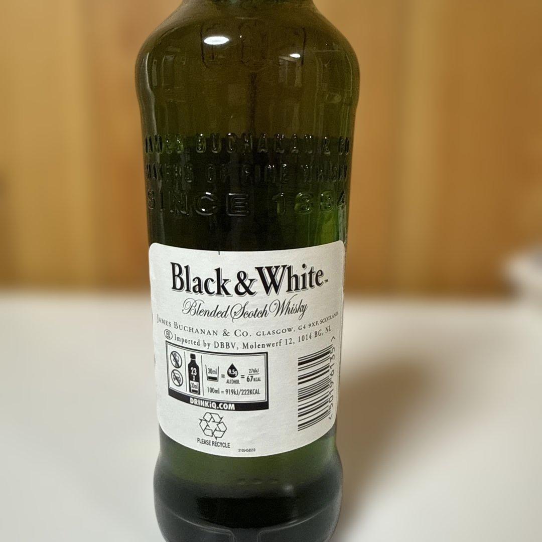 Black & White ブレンデッドスコッチウイスキー 700ml