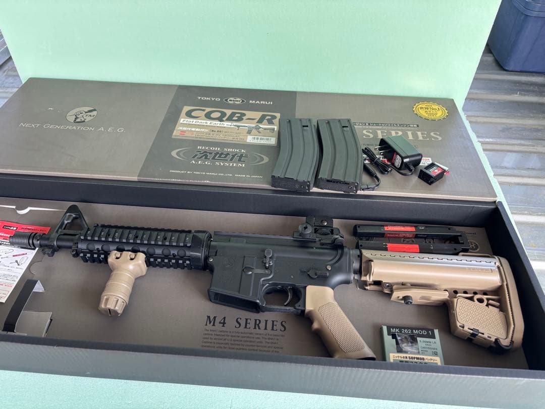 東京マルイ次世代電動ガンCQB-R バッテリー、マガジン2個付