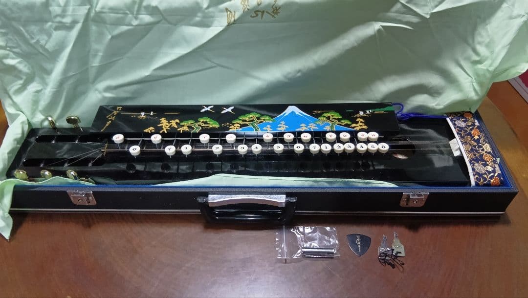 富士山装飾の13弦琴 ハードケース付き