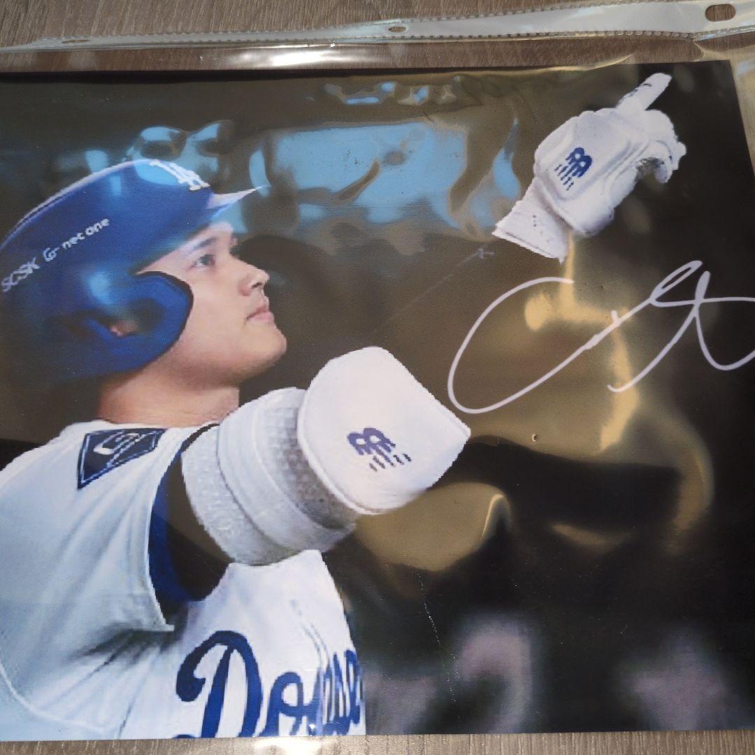 大谷翔平選手　直筆サイン入り　写真 　ドジャース　非売品　鑑定済み