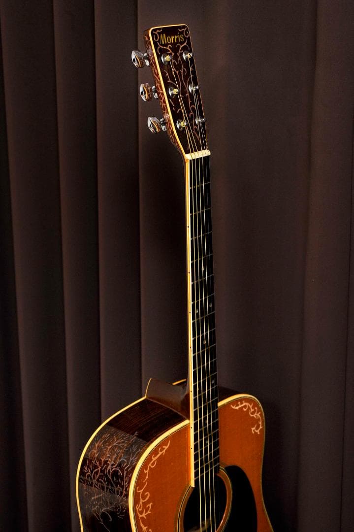 ★MORRIS Wシリーズ　ストリートミュージシャンに贈る舞台【彫刻装飾ギター】