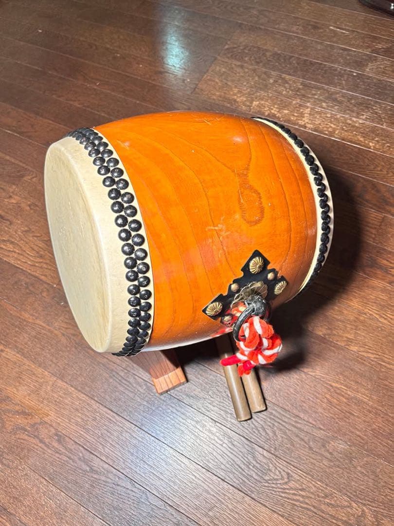 杉浦太鼓店 / 特注 宮太鼓（鋲打太鼓）国産牛皮・国産欅胴・バチ・特注台座付き