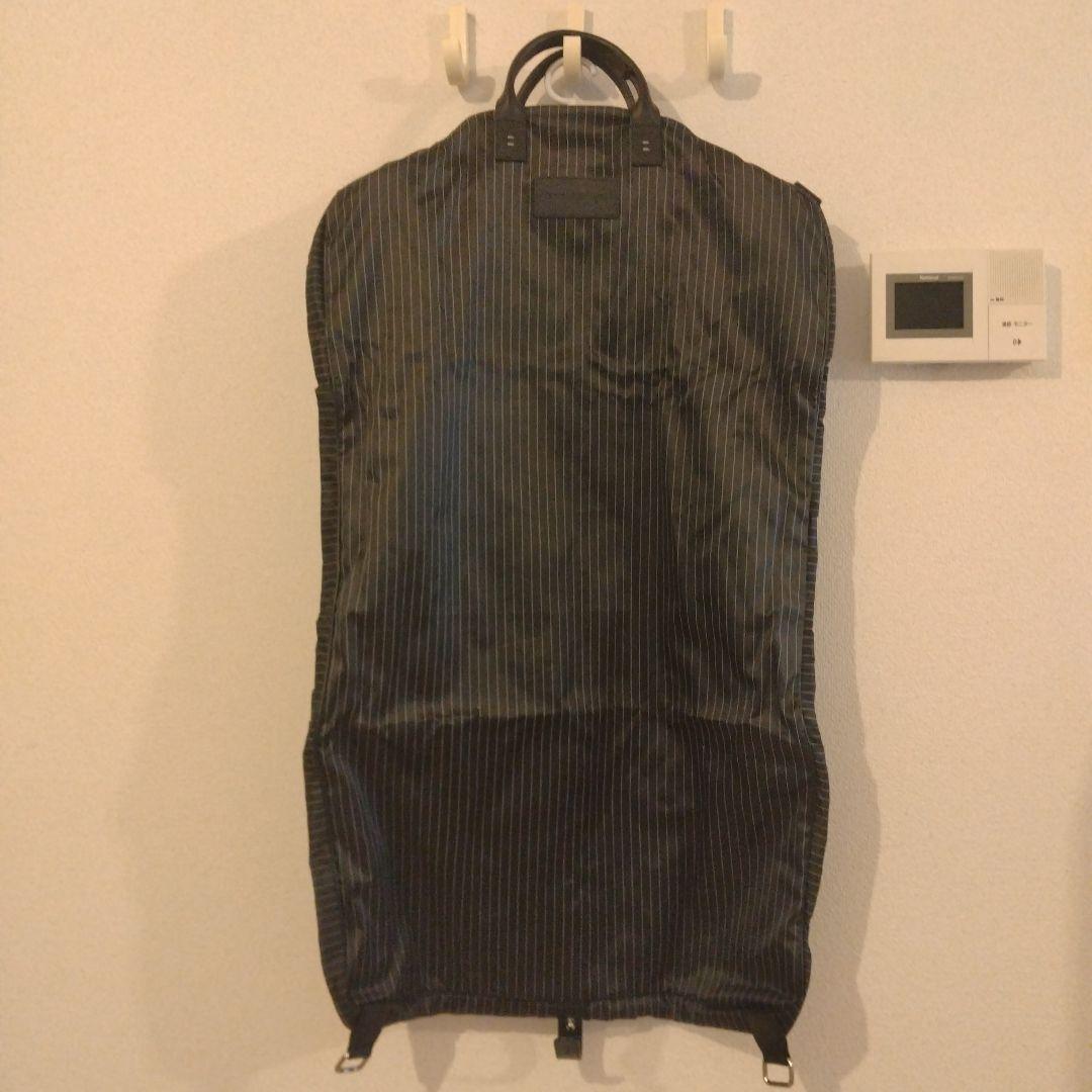 ZEGNA ストライプデザインの黒色ガーメントケース、レザー製ハンドル付き。