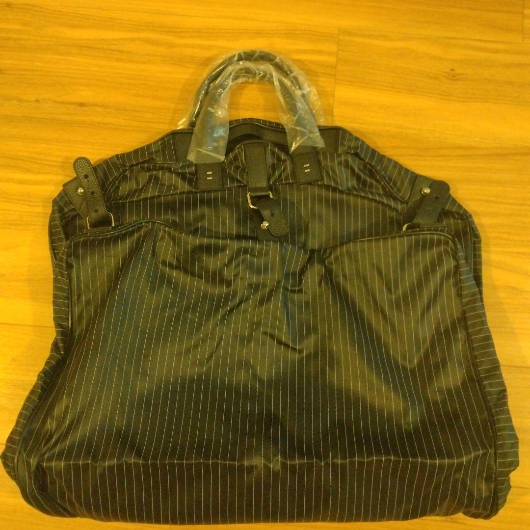 ZEGNA ストライプデザインの黒色ガーメントケース、レザー製ハンドル付き。